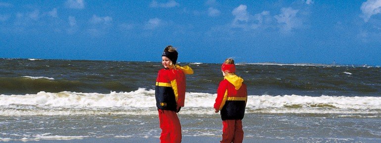 Windjacken sollten bei einer Reise nach Amrum nicht im Gepäck fehlen
