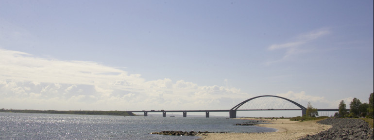 Die Fehmarnsundbrücke verbindet Fehmarn mit dem deutschen Festland.