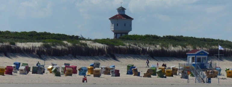 Der Wasserturm thront über dem Langeoger Badestrand.