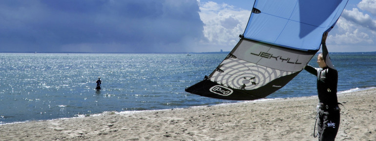 Kitesurfen am Strand in Pelzerhaken