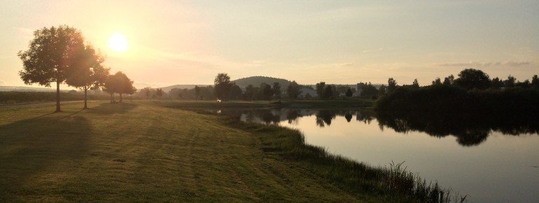 Auch Abends ist der Pösinger Badeweiher ein perfektes Ausflugsziel um den Sonnenuntergang im Oberpfälzer Wald zu genießen