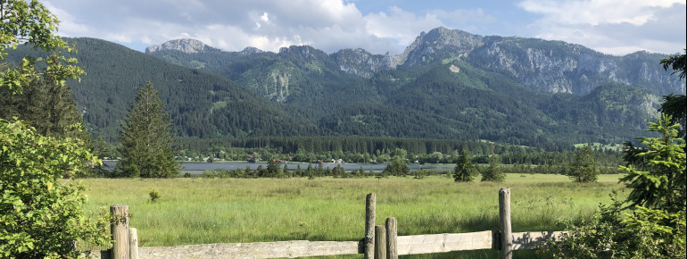 Der Bannwaldsee liegt in den Allgäuer Alpen.