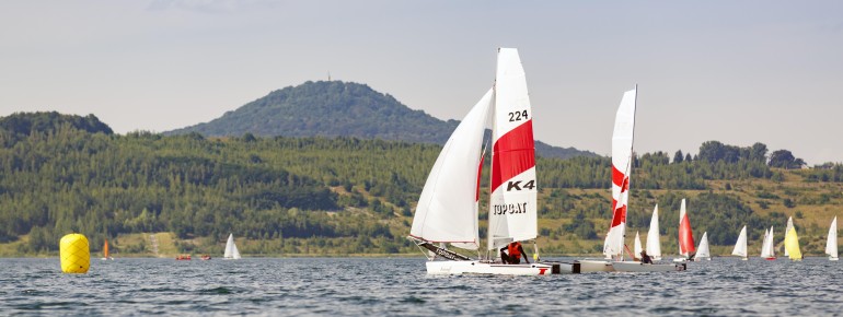 Der See eignet sich hervorragend zum Segeln.