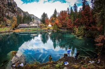 Angler am herbstlichen Blausee.