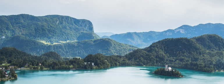 Je nach Wetterlage schimmert das glasklare Wasser des Bleder Sees in kräftig blauer bis hin zu smaragdgrüner Farbe.