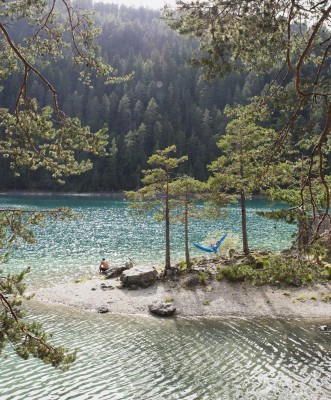 Rund um den See gibt es immer wieder Möglichkeiten für schöne Badeplätze.