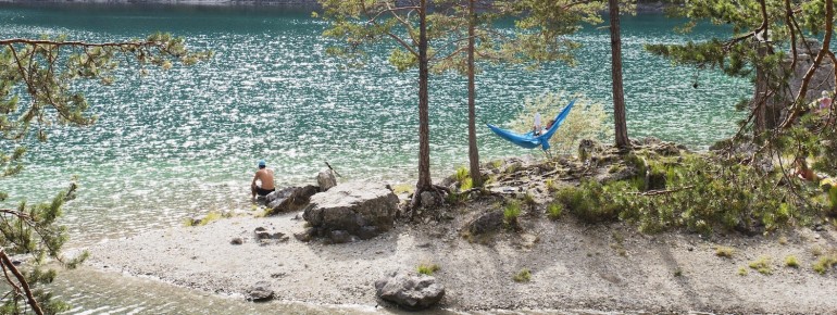 Rund um den See gibt es immer wieder Möglichkeiten für schöne Badeplätze.