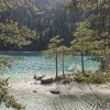 Rund um den See gibt es immer wieder Möglichkeiten für schöne Badeplätze.