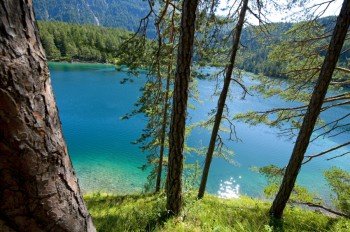 Der Blindsee ist bekannt für seine türkis-grüne Farbe.