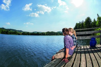 Wanderer können den See auf dem 4,3km langen Uferweg umrunden und danach eine Pause am See legen.