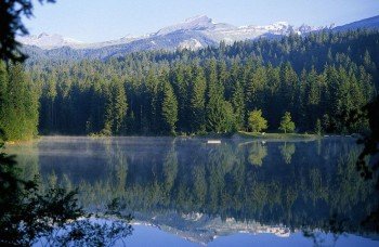 Der Caumasee liegt idyllisch in der Graubündner Bergwelt