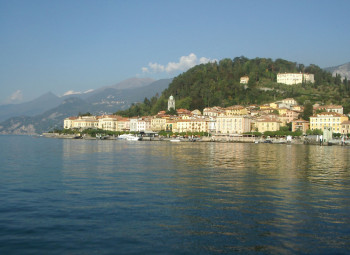 Bellagio liegt an der Spitze der Halbinsel zwischen den beiden Seearmen von Lecco und Como.