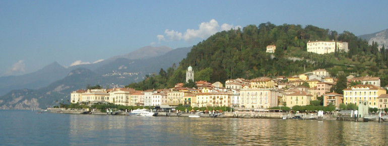 Bellagio liegt an der Spitze der Halbinsel zwischen den beiden Seearmen von Lecco und Como.
