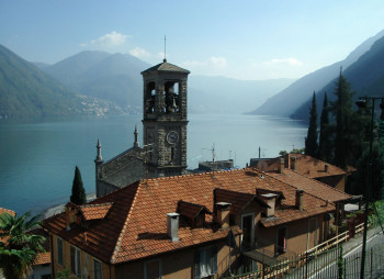 Die Kirche Parrocchia Santissima Trinità steht am Westufer des Sees in Argegno.
