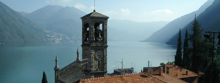 Die Kirche Parrocchia Santissima Trinità steht am Westufer des Sees in Argegno.