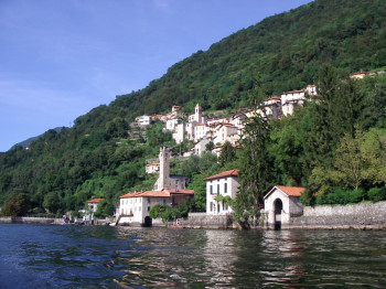 Wie in Careno ziehen sich die Ortschaften am Comer See häufig hinauf in die Berge.