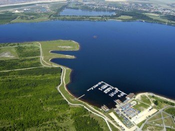 Die Vogelperspektive zeigt den Cospudener See und die Bootsanlegestelle am Südufer
