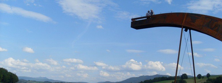 Von der Skulptur Mythos Drache hat man einen tollen Blick über den See.