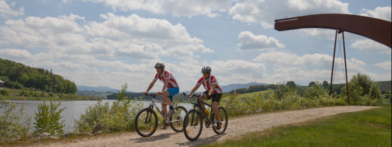 Wer will, der kann am See mit dem Bike entlangradeln.