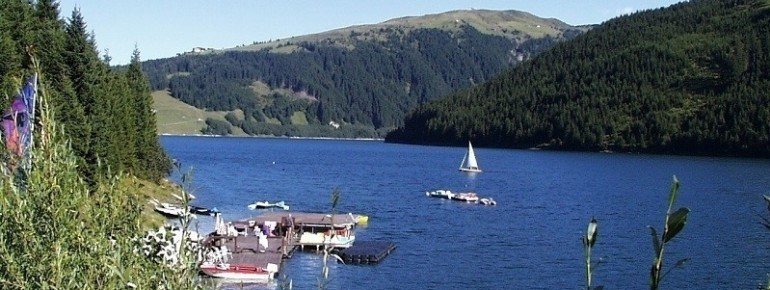 Am See gibt es einen Tret- und Segelbootverleih