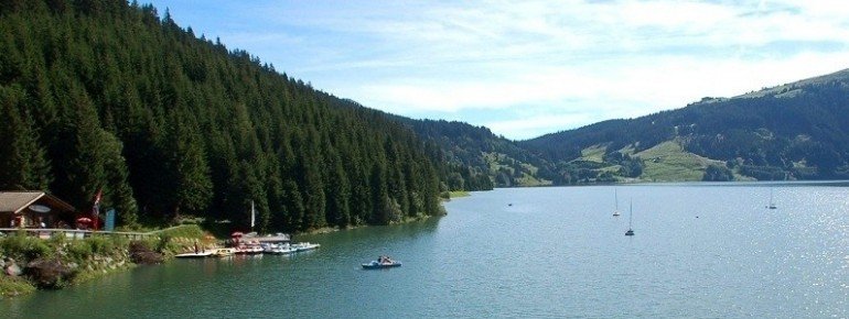Um den See führt auch eine etwa 4 km langer Rundweg