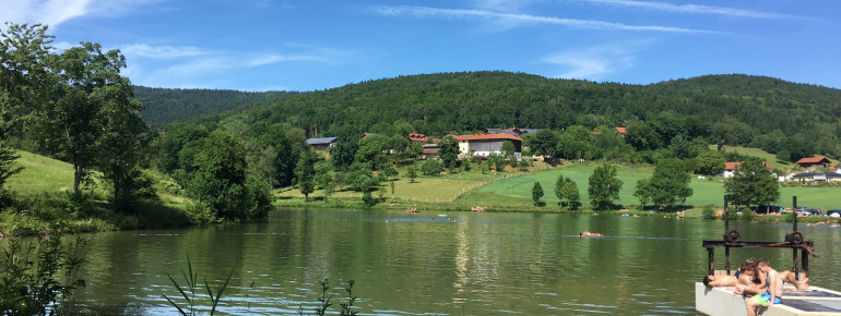 In der ruhigen Umgebung kannst du am See entspannen.