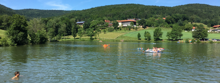 Der Badeweiher lädt zu einer Abkühlung ein.
