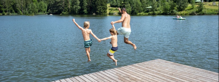 Der Eginger See ist einer der wenigen Naturbadeseen im Bayerischen Wald.