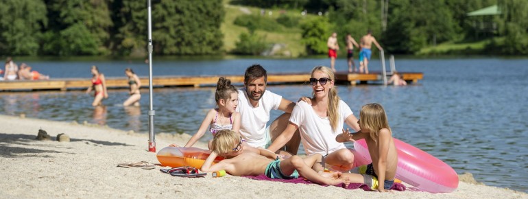 Besucher können es sich auf der Liegewiese oder am Sandstrand gemütlich machen.