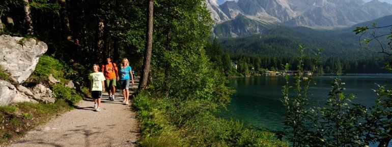 Die Naturlandschaft rund um den See lockt zu einem kleinen Spaziergang
