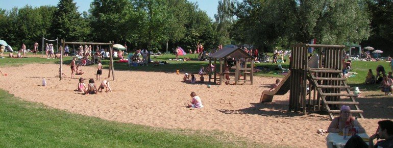 Der Spielplatz am Erlabrunner Badesee ist hervorragend ausgestattet und genauso wie der Beachvolleyballplatz mit feinem Sand angelegt