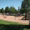 Der Spielplatz am Erlabrunner Badesee ist hervorragend ausgestattet und genauso wie der Beachvolleyballplatz mit feinem Sand angelegt