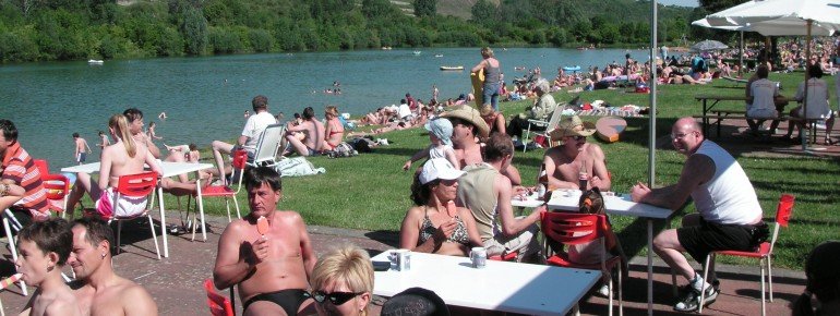 Auf der Sonnenterrasse direkt am Wasser findest Du Verpflegung und kühle Getränke