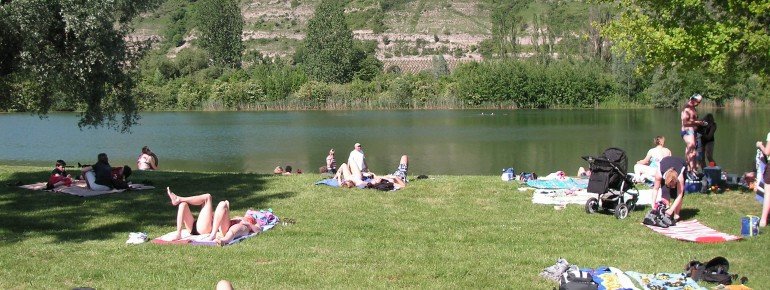 Grüne Liegewiesen und ein herrliches Panorama - Das verspricht der Erlabrunner Badesee