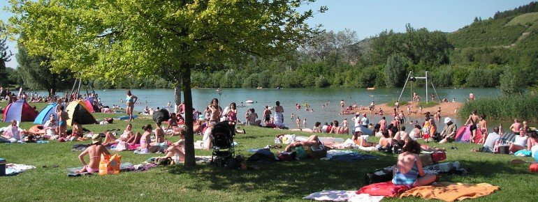 Vereinzelt gepflanzte Bäume spenden den Schatten für die heißbegehrten Plätze
