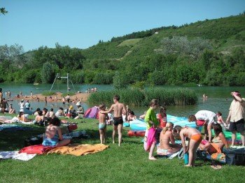 An schönen Tagen ist der See nahe Würzburg sehr gut besucht. Unser Tipp: Früh starten!