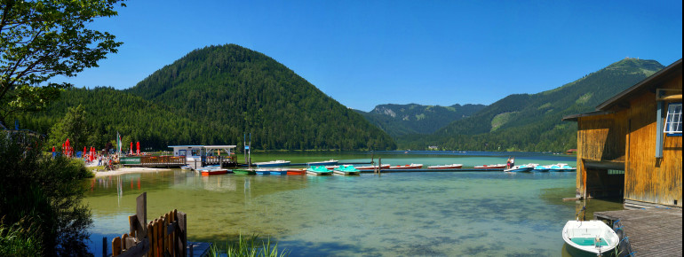 Der türkisblaue Erlaufsee liegt umgeben von der Gemeindealpe im Norden von Mariazell.