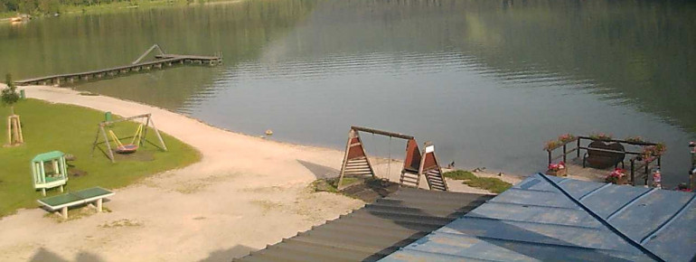 Dieses Bild stammt aus der Webcam, die direkt auf den Erlaufsee blickt. Zu sehen sind der Steg und Teile des Kinderspielplatzes am Ostufer.