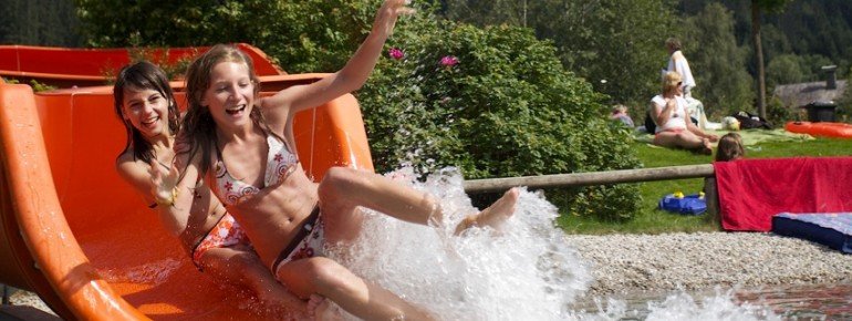 Die installierte Wasserrutsche verspricht vor allem bei kleineren Gästen großen Spaß