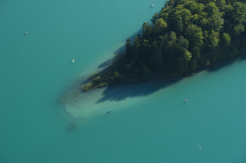 Türkisblau wie in der Karibik: Die typische Farbe des Faaker Sees.