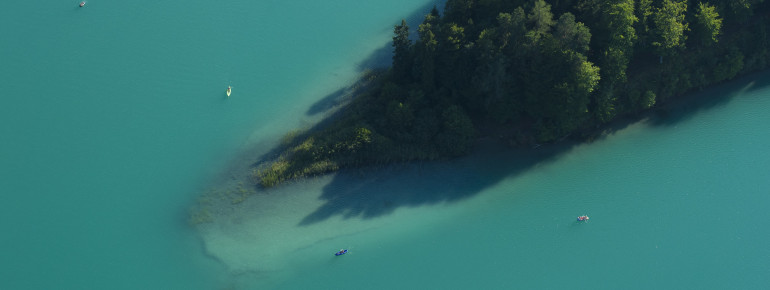Türkisblau wie in der Karibik: Die typische Farbe des Faaker Sees.