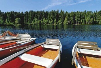 Der Fichtelsee liegt idyllisch im Norden von Bayern. Ruderboote stehen am Ufer zum Ausleihen bereit .