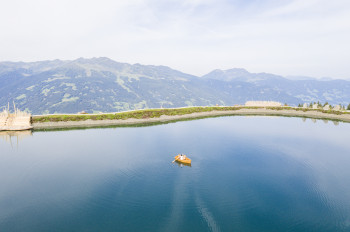 Vom Fichtensee auf 1700 Metern hast du eine grandiose Aussicht auf die Zillertaler Alpen.