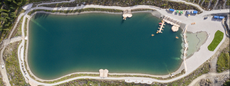 Rund um den Fichtensee befinden sich verschiedene Spielstationen, Stege, Ruheplätze und auch ein Bootsverleih.