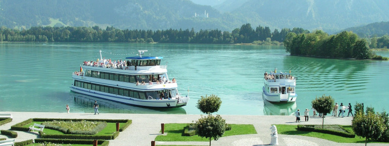Auf dem Forggensee werden Schiffsrundfahrten mit der MS Füssen und der MS Allgäu angeboten. Eine Anlegestelle ist das Festspielhaus Füssen.