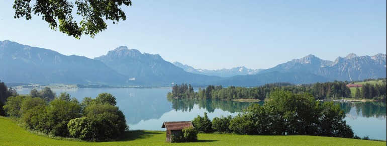 Der Forggensee im Allgäu ist der fünftgrößte See in Bayern.
