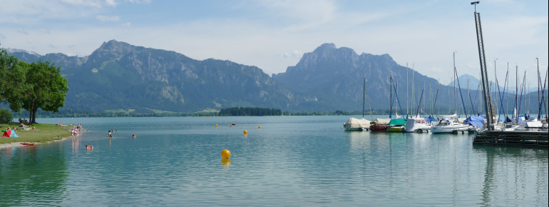 Egal ob Baden oder Bootsfahren, am Forggensee ist viel geboten.