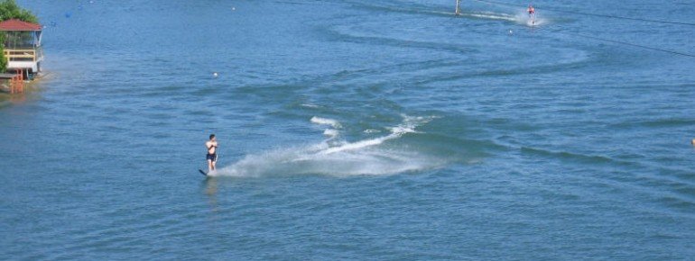 Hier gibt es die längste Wasserski- & Wakeboard-Seilbahn der Welt