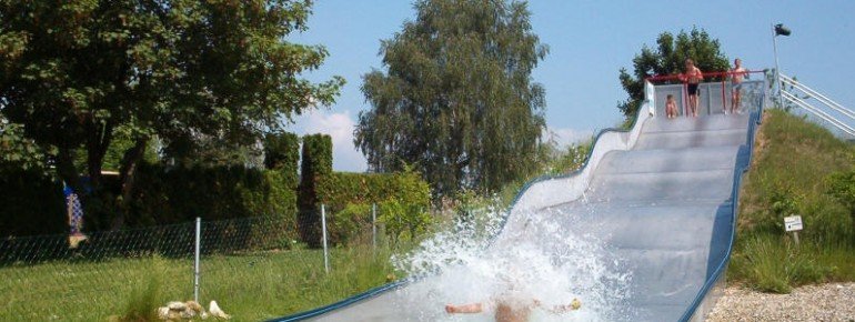 Auf der Wasserrutsche rasant nach unten