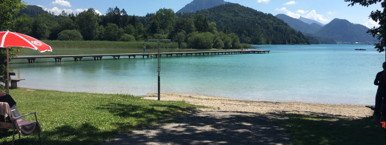 Großes Highlight am Naturbadestrand Hofer ist der lange Steg samt Liegeflächen.